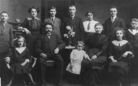 De familie Mak met uiterst links Catrinus Mak, Geert Maks vader.