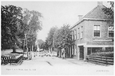 Jorwerd rond 1910, rechts de herberg - later cafe - en links de oude haven.