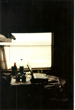 Werkplek in de camper tijdens de rondreis door Europa, 1999.