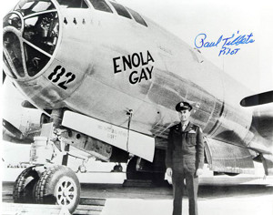 Piloot Paul Tibbets, voor de Enola Gay, de B29 bommenwerper die de eerste bom op Hiroshima afwierp op 6 augustus 1945.