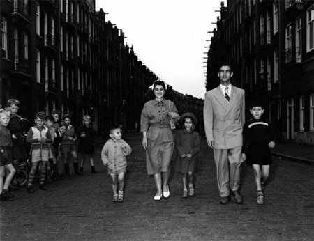 De familie Bulut in 1953, het eerste Turkse gezin in Amsterdam.